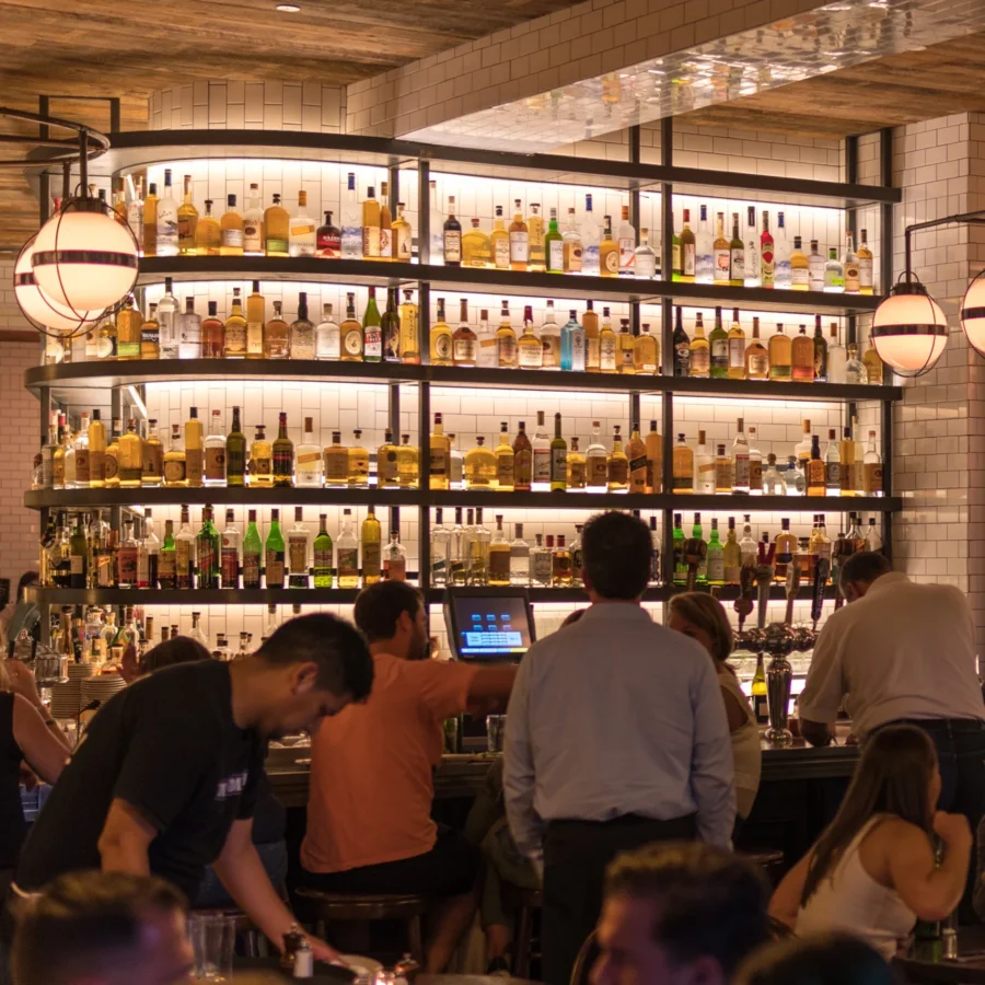 Gäste in einer modernen Bar | Drinkport