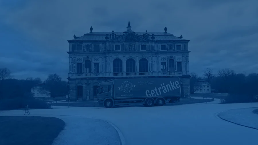 LKW von HFS Getränke vor historischem Gebäude in Dresden | Drinkport